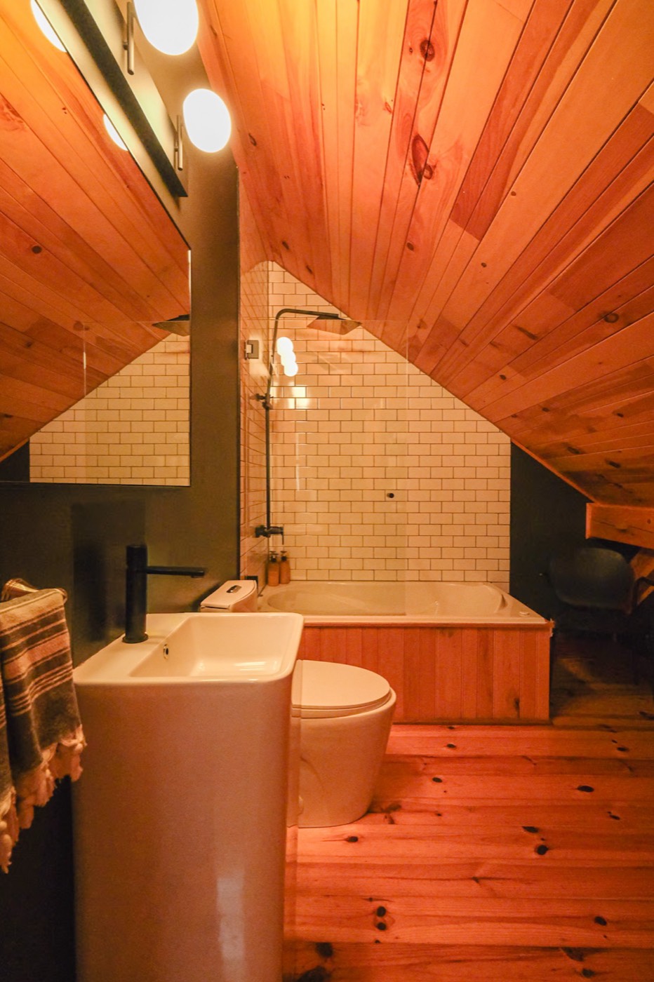 The Frontenac lakeside cabin surrounded by nature